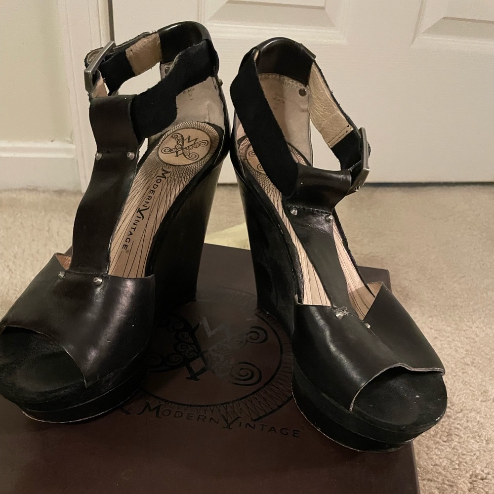EUC Modern Vintage T-strap sandals size 7